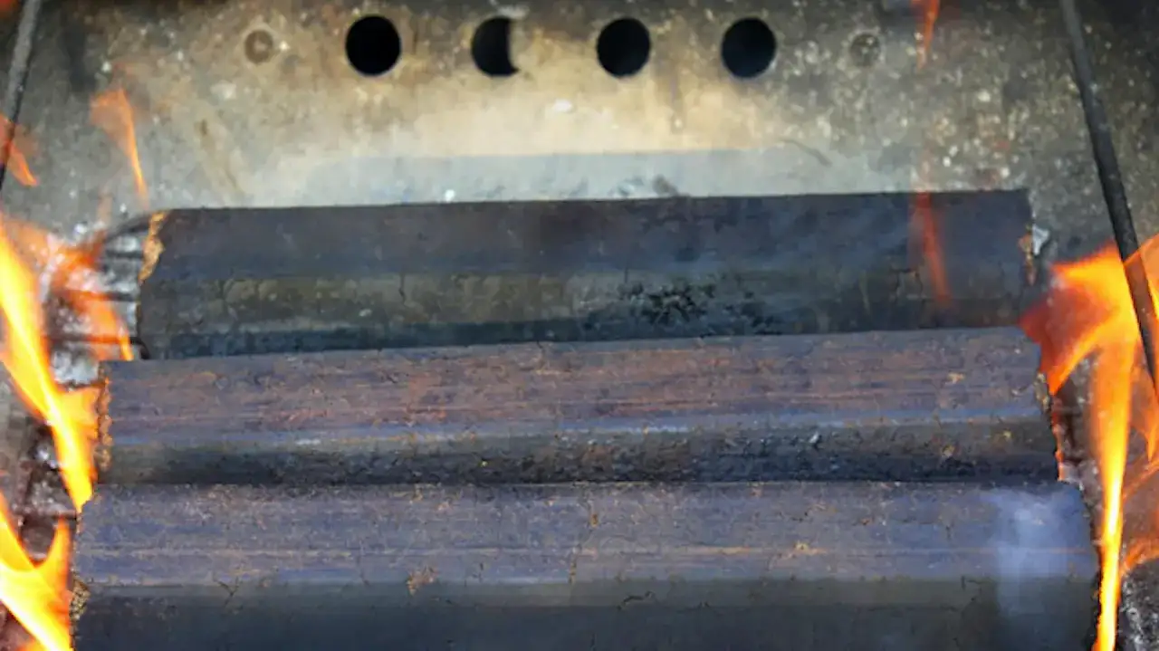 Holzofen richtig heizen - so brennt er sauber und sicher