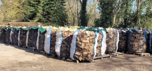 Brennholz richtig trocknen - Zeiten, Feuchte und Lagerung